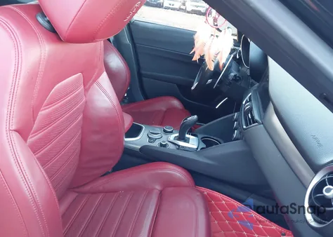 2023 Alfa Romeo Giulia Veloce Rwd z USA, uszkodzony, nr VIN ZARFAMBN6P7667847